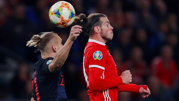 Gareth Bale z Walesu (vpravo) a Domagoj Vida z Chorvatska svdj hlavikov souboj v kvalifikaci na Euro 2020.