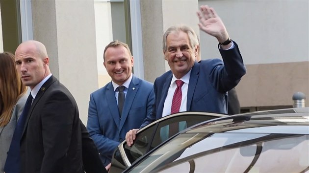 Miloš Zeman v doprovodu ochranky nastoupil do vojenské nemocnice