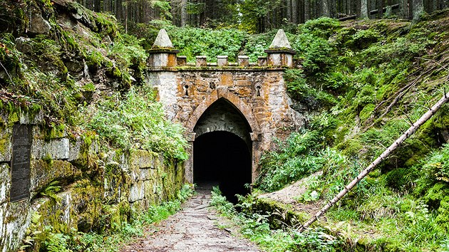 Velkolep dlo. Schwarzenbersk kanl slouil dve k plaven dv. Dnes se kolem nj kad den prochz davy turist.