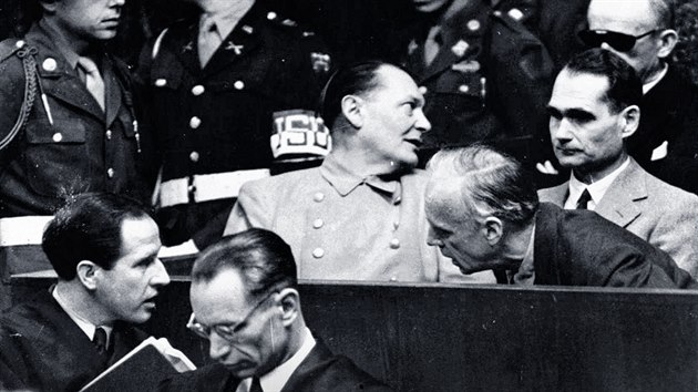Hermann Goering (uprost�ed), Joachim von Ribbentrop a Rudolf Hess coby ob�alovan� z v�le�n�ch zlo�in� b�hem takzvan�ho norimbersk�ho procesu (27. b�ezna 1946)