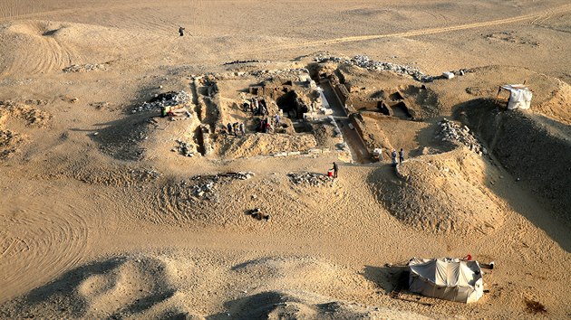 Celkov pohled na odkrytou Kairesovou hrobku, vjimenou svou polohou uprosted krlovskho pohebit, velikost, lennm i pouitm materilem.