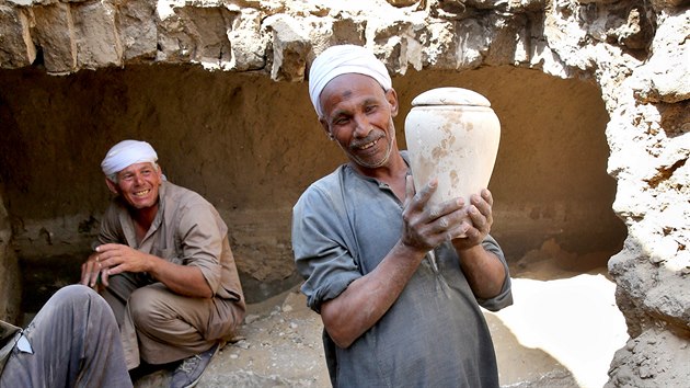 Egyptsk dlnk zhrobky vyn jednu ze t kanop spvodnm obsahem.