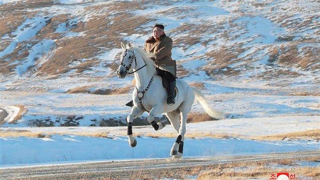 Severokorejsk vdce Kim ong-un jede na blm koni na nejvy hoe KLDR. (16. jna 2019)