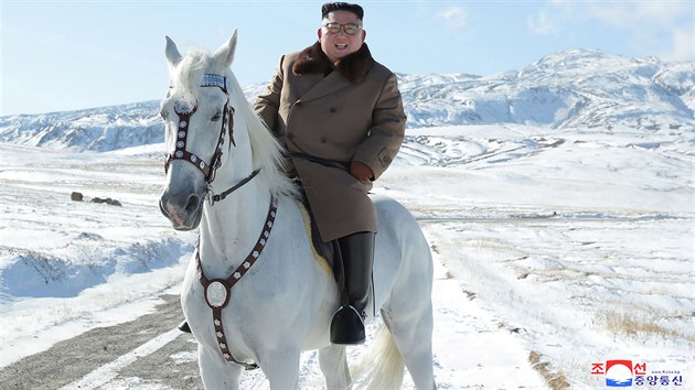 Severokorejsk vdce Kim ong-un jede na blm koni na nejvy hoe KLDR. (16. jna 2019)