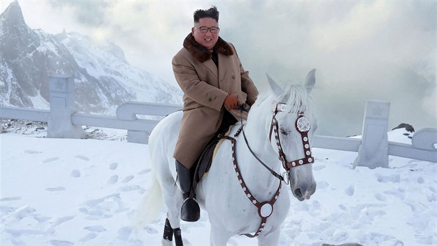Severokorejsk vdce Kim ong-un jede na blm koni na nejvy hoe KLDR. (16. jna 2019)