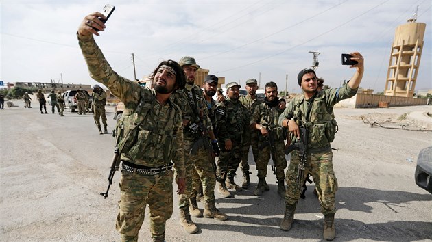 Vojci Turky podporovan Svobodn syrsk armdy (FSA). (14. jna 2019)