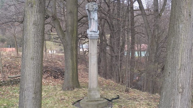 Sloup s neplnou sochou stoj na okraji Lichnova na Novojinsku.