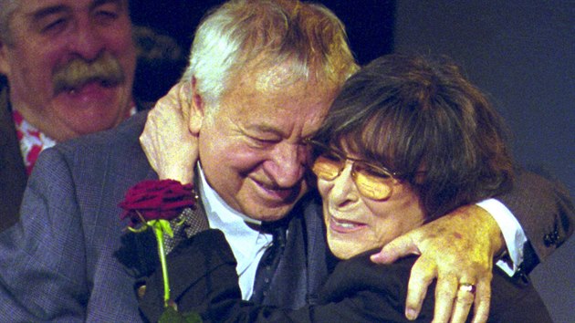 Herec Miroslav Horníček v objetí se zpěvačkou Hanou Hegerovou. (2001)
