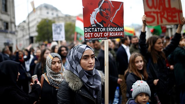 Lid v Londn protestuj proti tureck invazi na kurdsk sever Srie. (13. jna 2019)
