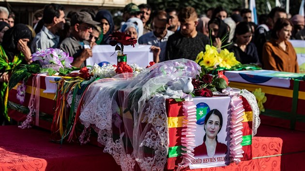 Poheb zavradn kurdsk politiky Hevrin Chalafov (13. jna 2019)
