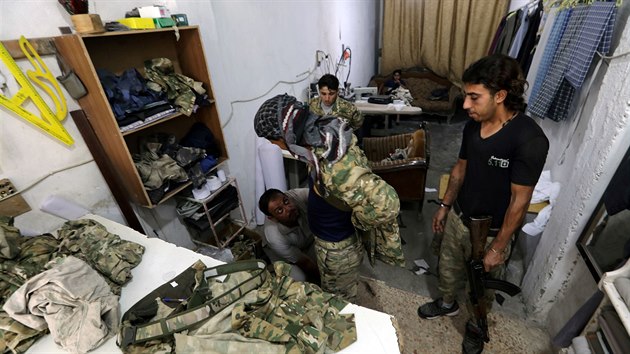 �lenov� Tureckem podporovan� Syrsk� svobodn� arm�dy (FSA) si v Tal Abj�du nech�vaj� u��t uniformu. (17. ��jna 2019)