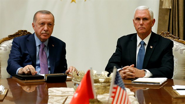 Tureck prezident Recep Tayyip Erdogan (vlevo) a americk viceprezident Mike Pence se seli v Ankae. (17. jna 2019)