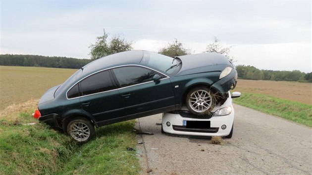 VW Passat skončil na kapotě Škody Citigo. Nehoda se stala na Třeboňsku.