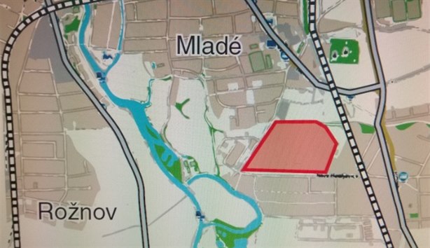 Červeně je vyznačené desetihektarové pole na jižním okraji Českých Budějovic, kde chce developer stavět rodinné domy.