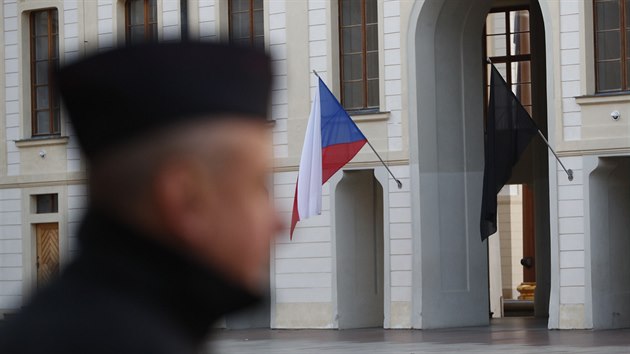 Na Hrad jsou vyveny ern prapory. (12. jna 2019)