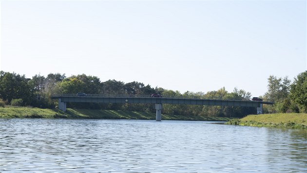 V roce 1967 firma Hutní montáže Ostrava položila na pilíře postavené Ingstavem ocelovou konstrukci mostu přes Labe mezi Svítkovem a Rosicemi, kde dříve býval přívoz.
