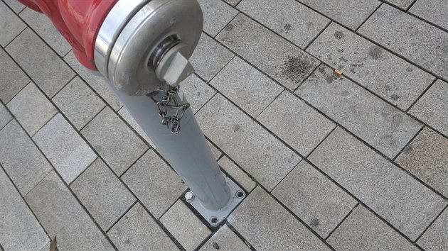 Zásobovači vyvrácený hydrant na třídě Míru postavili nazpět. Zřejmě se domnívali, že je nikdo nepřistihne.
