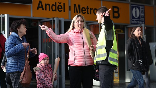 U metra lidem rad, kudy se dostanou na posledn rozlouen s Karlem Gottem. (11. jna 2019)