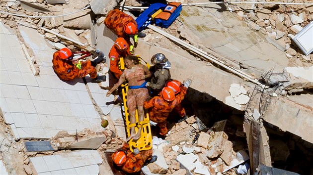 Hasii a zchrani stle vyprouj lidi z trosek zcen budovy v brazilskm mst Fortaleza. (15. jna 2019)