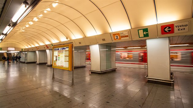 Stanice metra Kikova se pvodn mla jmenovat Karln nebo Karlnsk nmst. 
