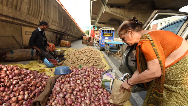 Cena cibule a esneku se v Indii dramaticky zvila a zastavila vvoz do sousednch zem. (10/2019)