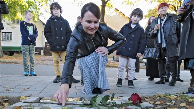 V Polné přibylo dalších pět pamětních kamenů za války deportovaným a zavražděným židovským obyvatelům. Jejich slavnostní instalace se zúčastnili i příbuzní, kteří tak uctili svoje statečné předky.