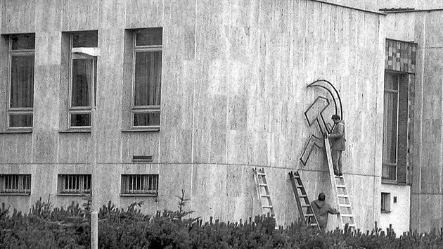 S listopadem 1989 přišel čas, kdy se u zdi třebíčského OV KSČ objevili muži s žebříky a pilkami. Srp a kladivo na stěně opustily scénu.