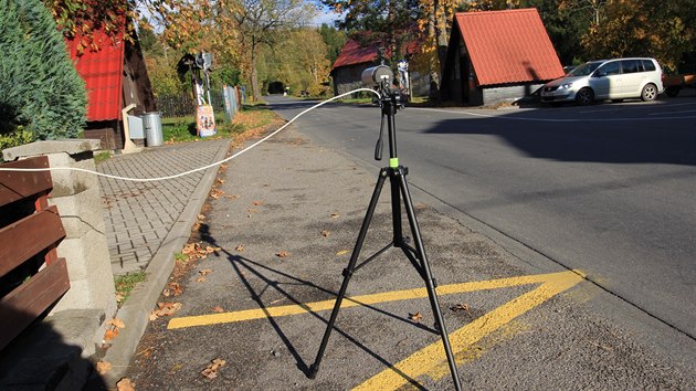 Obyvatelé Račína na Žďársku kvůli zvýšené dopravní zátěži a řidičům nedodržujícím rychlost u silnice uprostřed obce umístili trojnožku s kamerou.