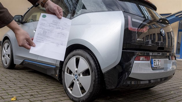 Elektromobil BMW i3 s protokolem z měření emisí.