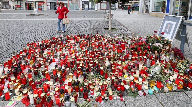 Na Mírovém náměstí v Ústí nad Labem lidé zapalují svíčky u piety za zpěváka Karla Gotta.