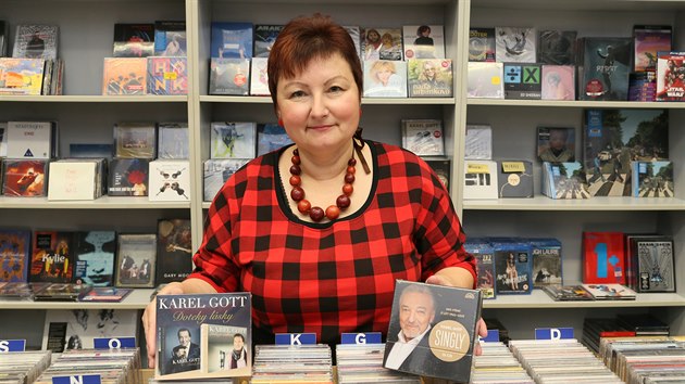 Prodavačka hudebních nosičů Růžena Donínová z Ústí nad Labem potvrzuje, že současný zájem o nahrávky s Karlem Gottem je dvojnásobný.