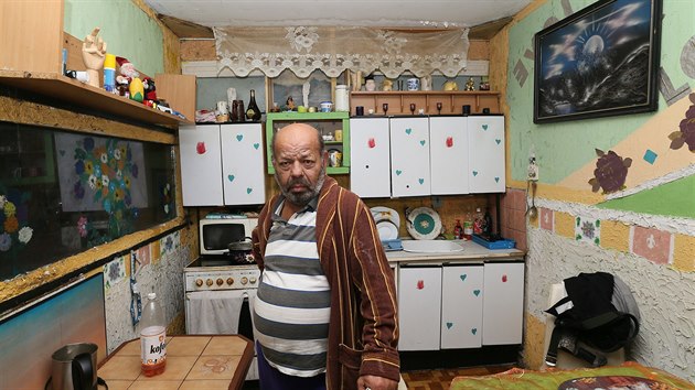 Nechci nikam chodit a ani nevím, kam bych měl jít, říká šedesátiletý Milan Gažo, jenž v bytě žije se svými čtyřmi syny devět let.