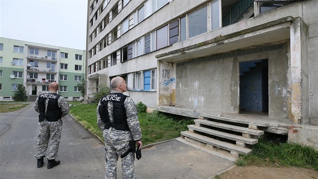 Zdevastovan a tm prhledn panelk na sdliti, kter obvaj vtinou Romov a nepizpsobiv, chce msto Most poslat co nejdve k zemi.