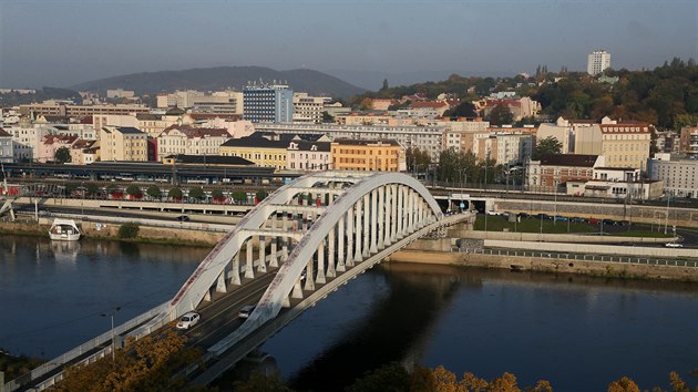 Pohled na Benešův most v Ústí nad Labem ze střechy ústeckého krajského soudu. (16. 10. 2019)