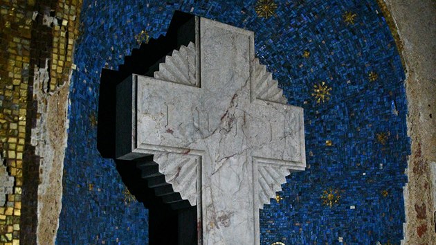 Rekonstrukc projde i vnitek hrobky vetn skvostn modrozlat mozaiky na stnch krypty.