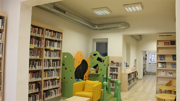 Instalace vzduchotechniky přinesla významné zlepšení teplotního komfortu v budově knihovny, 
Na snímku pohled do naučného oddělení.