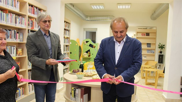Po letní přestávce dnes litoměřická knihovna otevřela nově zrenovované prostory. Na snímku starosta Litoměřic Ladislav Chlupáč (přestříhává pásku) a ředitel knihovny Karel Tománek. (18. října 2019)