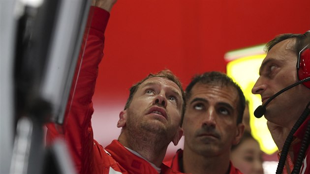 Sebastian Vettel pi diskusi se leny tmu Ferrari pi trninku ped Velkou cenou Japonska formule 1.