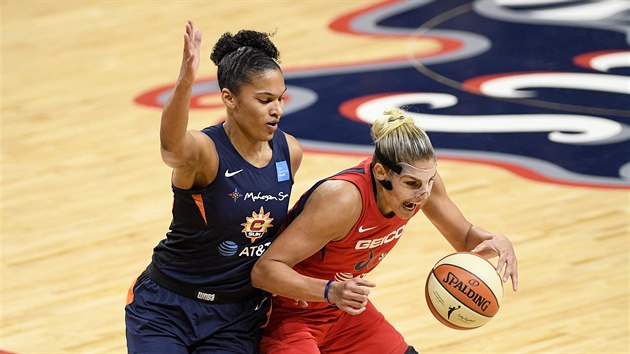 Elena Delle Donneov z Washingtonu (vpravo) v souboji  s Alyssou Thomasovou z Connecticutu v ptm finle WNBA.