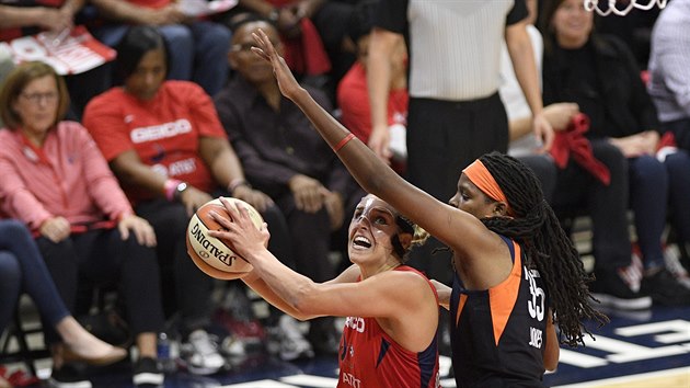 Elena Delle Donneov z Washingtonu (vlevo) v ptm finle WNBA zakonuje, brn ji Jonquel Jonesov z Connecticutu. 