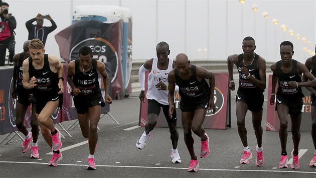 NA STARTU. Eliud Kipchoge pi pokusu poprv zabhnout maraton pod dv hodiny. 
