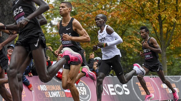 V IDELN FORM. Eliud Kipchoge pi pokusu poprv zabhnout maraton pod dv hodiny.