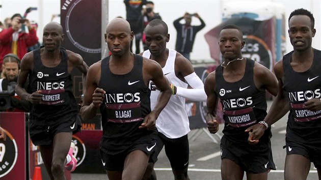 POD OCHRANOU HVZD. Eliud Kipchoge pi pokusu poprv zabhnout maraton pod dv hodiny.