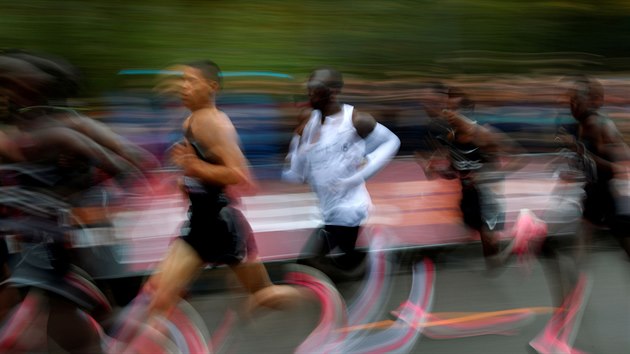 BELSK TEMPO. Eliud Kipchoge pi pokusu poprv zabhnout maraton pod dv hodiny.