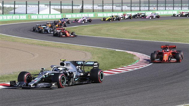 Valtteri Bottas ped Sebastianem Vettelem ve Velk cen Japonska formule 1.