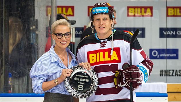 Generln editelka hokejov Sparty Barbora Snopkov Haberov blahopeje Miroslavu Formanovi k jubilejnmu zpasu ve sparanskm dresu.