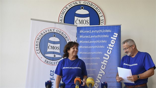 P�edseda �eskomoravsk�ho odborov�ho svazu pracovn�k� �kolstv� Franti�ek Dob��k a m�stop�edsedkyn� svazu Mark�ta Seidlov� na br�finku po jedn�n� veden� �kolsk�ch odbor� v Praze o p��padn�m vyhl�en� st�vky ve �kol�ch kv�li zv��en� plat� u�itel�. (11. ��jna 2019)