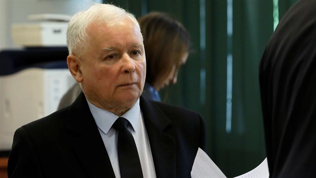 Pol�ci hlasovali v parlamentn�ch volb�ch, ��f vl�dn� strany Pr�vo a spravedlnost Jaroslaw Kaczy�ski hodil sv�j hlas v m�stnosti ve Var�av�. (13. ��jna 2019)
