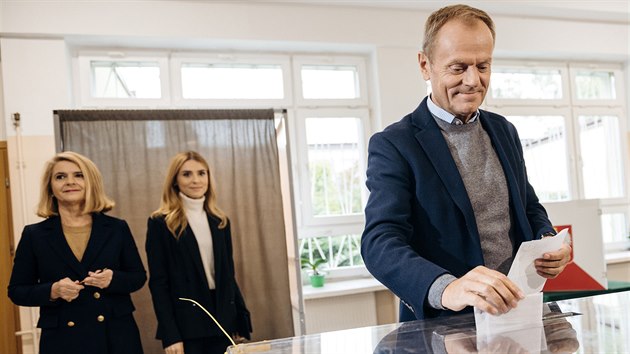 Polci hlasovali v parlamentnch volbch, pedseda Evropsk rady Donald Tusk hodil svj hlas v mstnosti v Sopotech. (13. jna 2019)