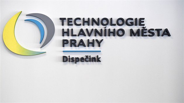 Logo společnosti Technologie hlavního města Prahy (THMP) na zdi nového dispečinku, který firma otevřela v pražských Holešovicích. Společnost má na starosti správu, provoz a údržbu veřejného osvětlení v metropoli. (16. října 2019)